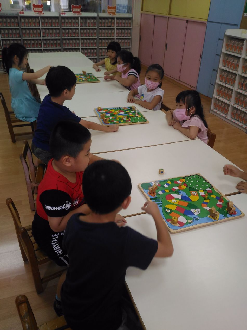 文件 : <FONT COLOR='red'>(108.08.13)桌遊.JPG</FONT> <BR> 尺寸 : <FONT COLOR='blue'>950 × 1267</FONT> 圖元 <BR> 格式 : <FONT COLOR='green'>jpg</FONT> <BR> 大小 : <FONT COLOR='green'> -- </FONT> KB