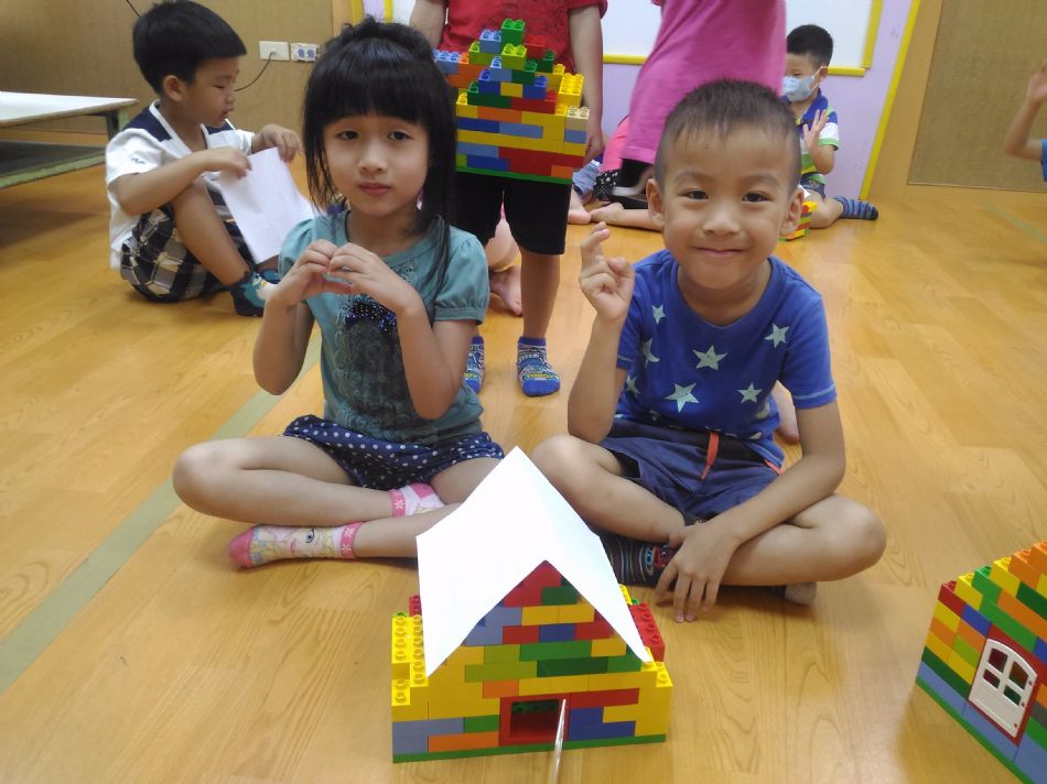 文件 : <FONT COLOR='red'>(108.08.19)樂高【房子】-2.JPG</FONT> <BR> 尺寸 : <FONT COLOR='blue'>950 × 712</FONT> 圖元 <BR> 格式 : <FONT COLOR='green'>jpg</FONT> <BR> 大小 : <FONT COLOR='green'> -- </FONT> KB