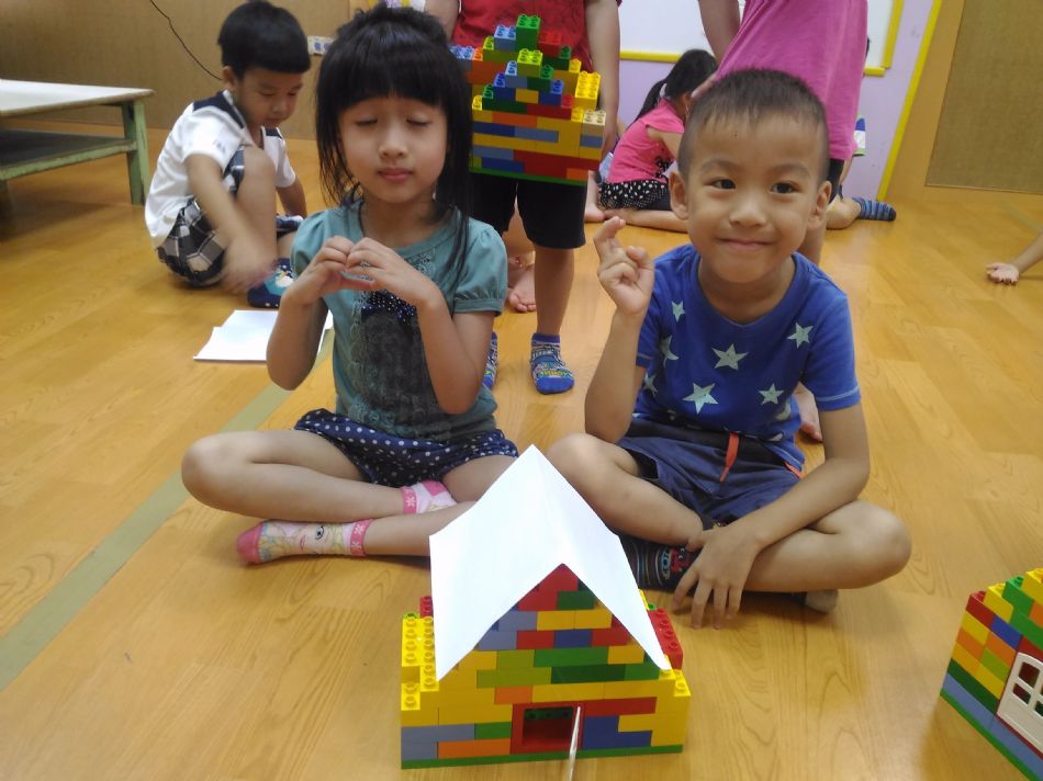 文件 : <FONT COLOR='red'>(108.08.19)樂高【房子】-3.JPG</FONT> <BR> 尺寸 : <FONT COLOR='blue'>950 × 712</FONT> 圖元 <BR> 格式 : <FONT COLOR='green'>jpg</FONT> <BR> 大小 : <FONT COLOR='green'> -- </FONT> KB