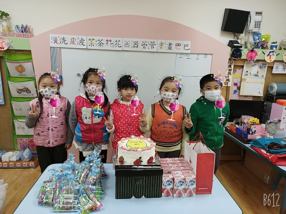 文件 : <FONT COLOR='red'>(109.03.03)芷彤生日.JPG</FONT> <BR> 尺寸 : <FONT COLOR='blue'>950 × 712</FONT> 圖元 <BR> 格式 : <FONT COLOR='green'>jpg</FONT> <BR> 大小 : <FONT COLOR='green'> -- </FONT> KB