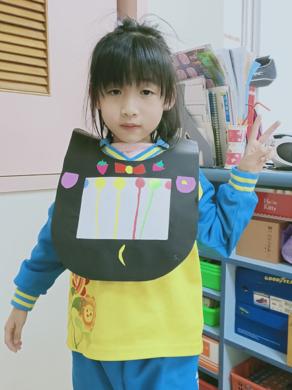 文件 : <FONT COLOR='red'>(109.03.10)美術【圍兜】-1.JPG</FONT> <BR> 尺寸 : <FONT COLOR='blue'>950 × 1267</FONT> 圖元 <BR> 格式 : <FONT COLOR='green'>jpg</FONT> <BR> 大小 : <FONT COLOR='green'> -- </FONT> KB