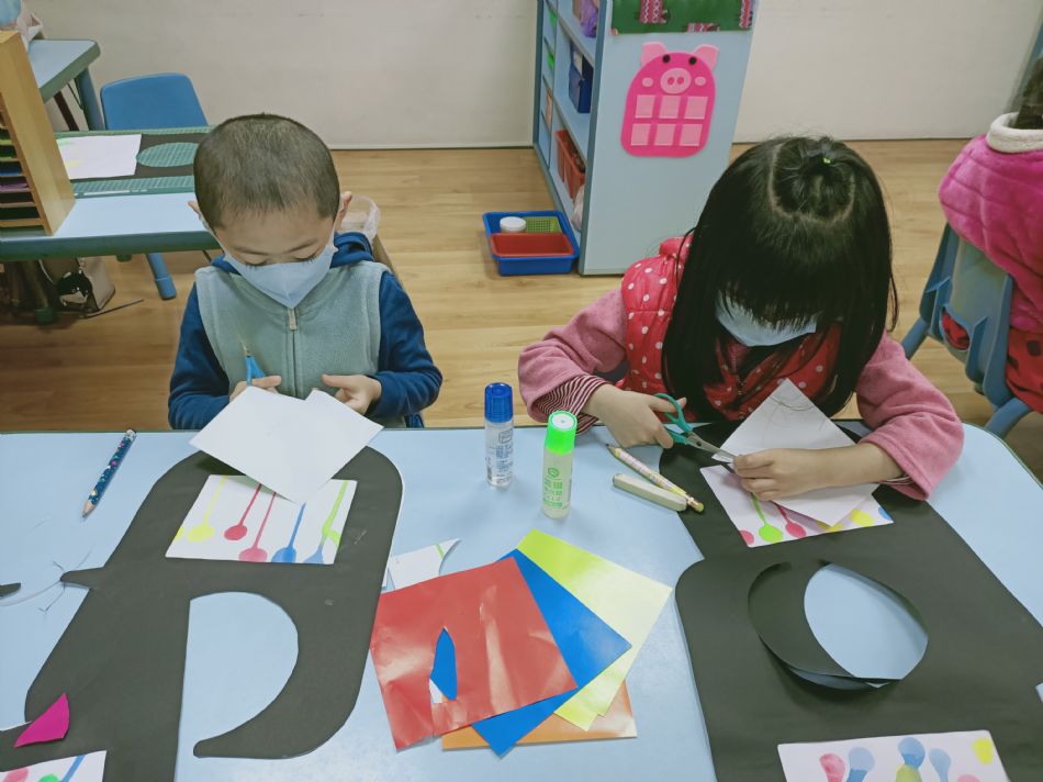 文件 : <FONT COLOR='red'>(109.03.10)美術【圍兜】-2.JPG</FONT> <BR> 尺寸 : <FONT COLOR='blue'>950 × 712</FONT> 圖元 <BR> 格式 : <FONT COLOR='green'>jpg</FONT> <BR> 大小 : <FONT COLOR='green'> -- </FONT> KB