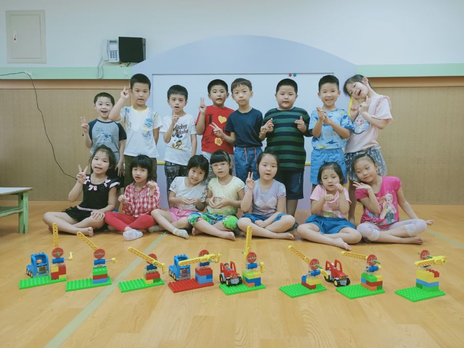 文件 : <FONT COLOR='red'>(109.06.15)樂高【柵欄】-1.JPG</FONT> <BR> 尺寸 : <FONT COLOR='blue'>950 × 712</FONT> 圖元 <BR> 格式 : <FONT COLOR='green'>jpg</FONT> <BR> 大小 : <FONT COLOR='green'> -- </FONT> KB