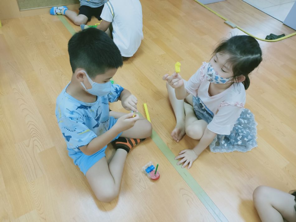 文件 : <FONT COLOR='red'>(109.06.15)樂高【柵欄】-2.JPG</FONT> <BR> 尺寸 : <FONT COLOR='blue'>950 × 712</FONT> 圖元 <BR> 格式 : <FONT COLOR='green'>jpg</FONT> <BR> 大小 : <FONT COLOR='green'> -- </FONT> KB