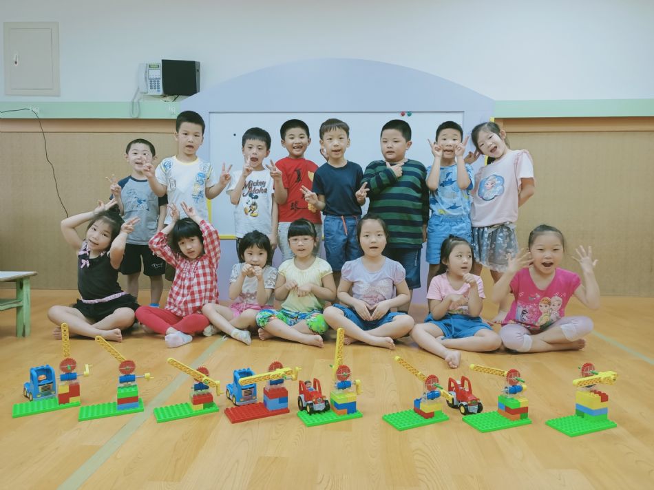 文件 : <FONT COLOR='red'>(109.06.15)樂高【柵欄】-3.JPG</FONT> <BR> 尺寸 : <FONT COLOR='blue'>950 × 712</FONT> 圖元 <BR> 格式 : <FONT COLOR='green'>jpg</FONT> <BR> 大小 : <FONT COLOR='green'> -- </FONT> KB