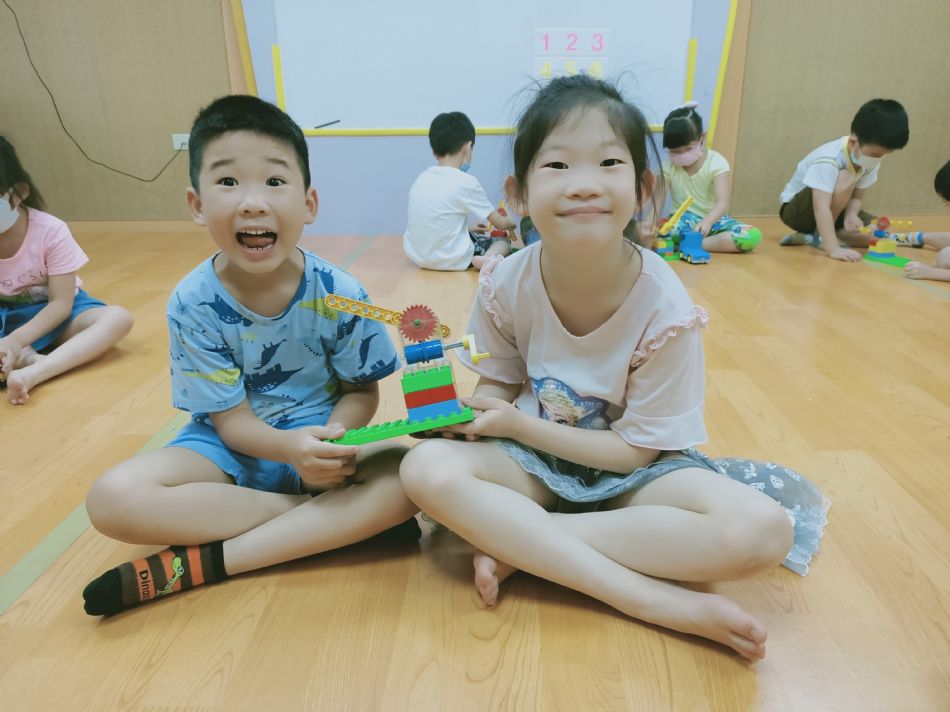 文件 : <FONT COLOR='red'>(109.06.15)樂高【柵欄】-4.JPG</FONT> <BR> 尺寸 : <FONT COLOR='blue'>950 × 712</FONT> 圖元 <BR> 格式 : <FONT COLOR='green'>jpg</FONT> <BR> 大小 : <FONT COLOR='green'> -- </FONT> KB