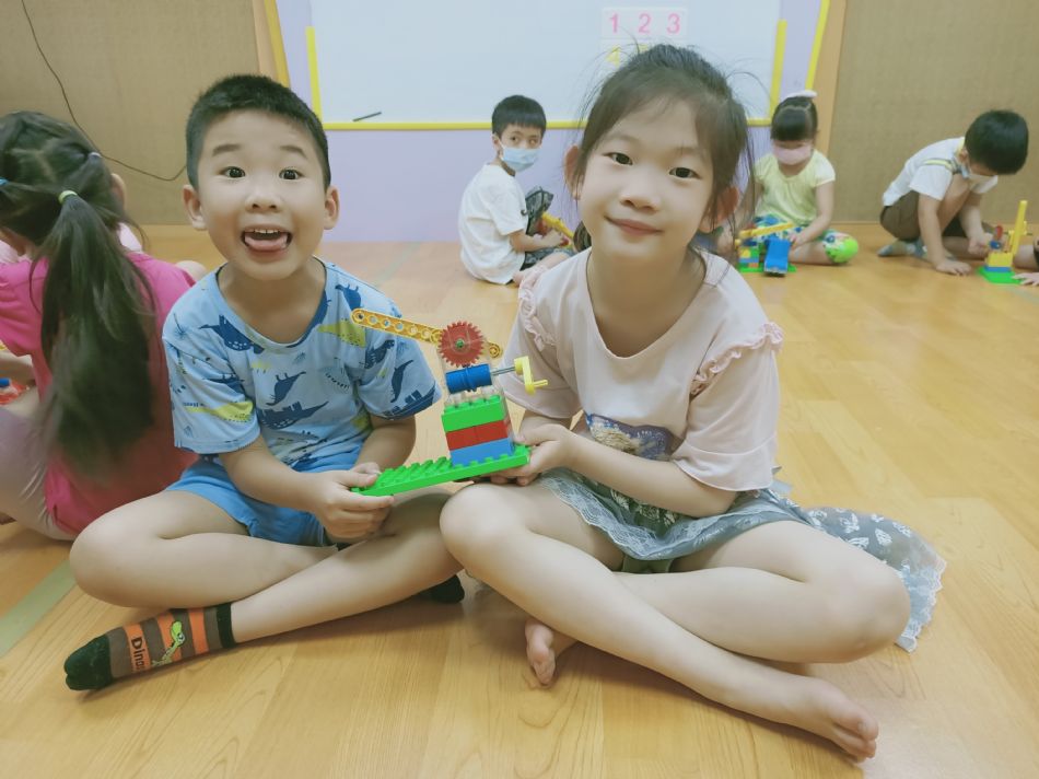 文件 : <FONT COLOR='red'>(109.06.15)樂高【柵欄】.JPG</FONT> <BR> 尺寸 : <FONT COLOR='blue'>950 × 712</FONT> 圖元 <BR> 格式 : <FONT COLOR='green'>jpg</FONT> <BR> 大小 : <FONT COLOR='green'> -- </FONT> KB