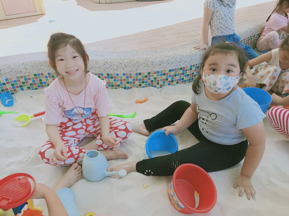 文件 : <FONT COLOR='red'>(109.06.19)玩沙-2.JPG</FONT> <BR> 尺寸 : <FONT COLOR='blue'>950 × 712</FONT> 圖元 <BR> 格式 : <FONT COLOR='green'>jpg</FONT> <BR> 大小 : <FONT COLOR='green'> -- </FONT> KB