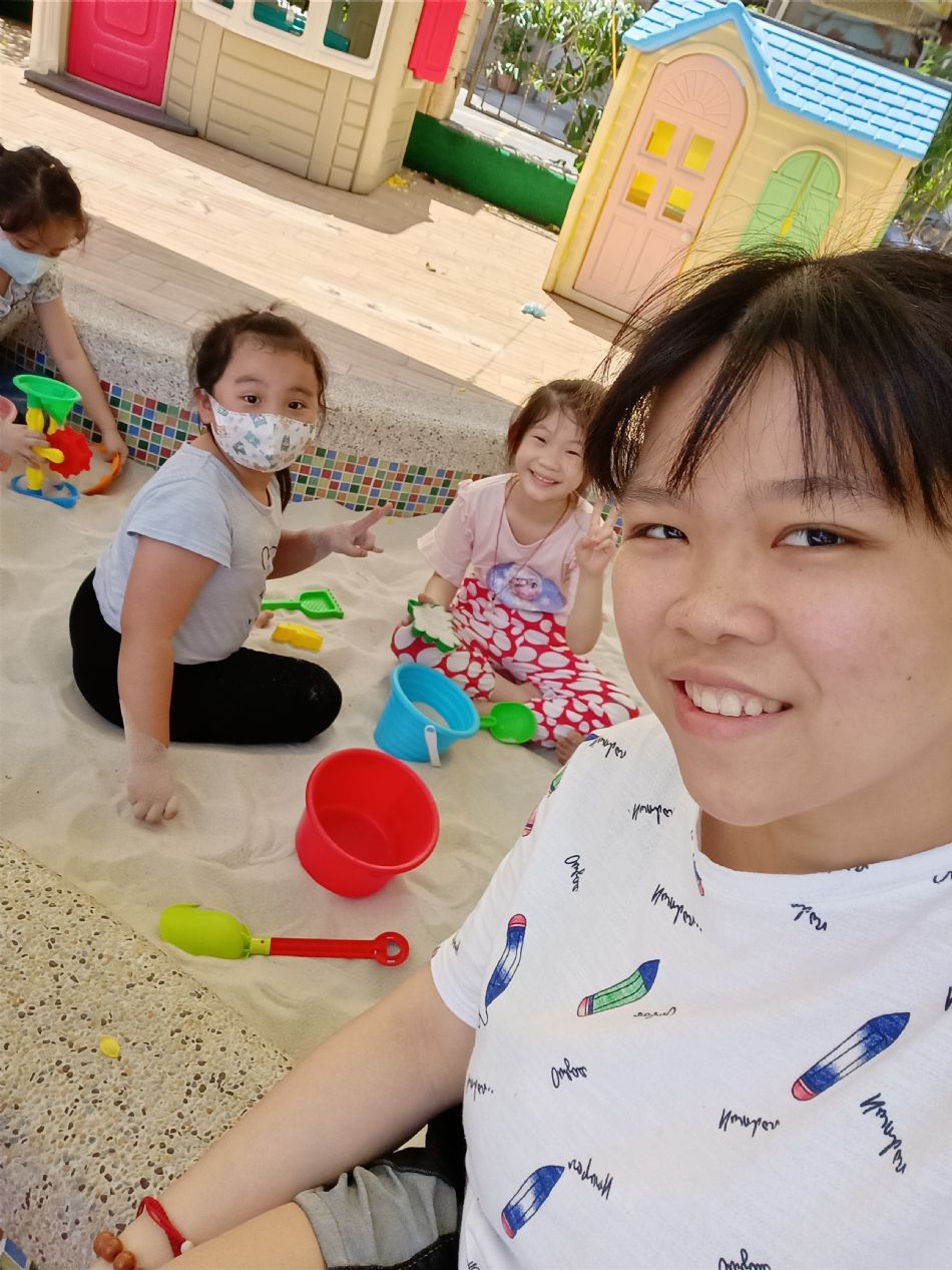 文件 : <FONT COLOR='red'>(109.06.19)玩沙-3.JPG</FONT> <BR> 尺寸 : <FONT COLOR='blue'>950 × 1267</FONT> 圖元 <BR> 格式 : <FONT COLOR='green'>jpg</FONT> <BR> 大小 : <FONT COLOR='green'> -- </FONT> KB