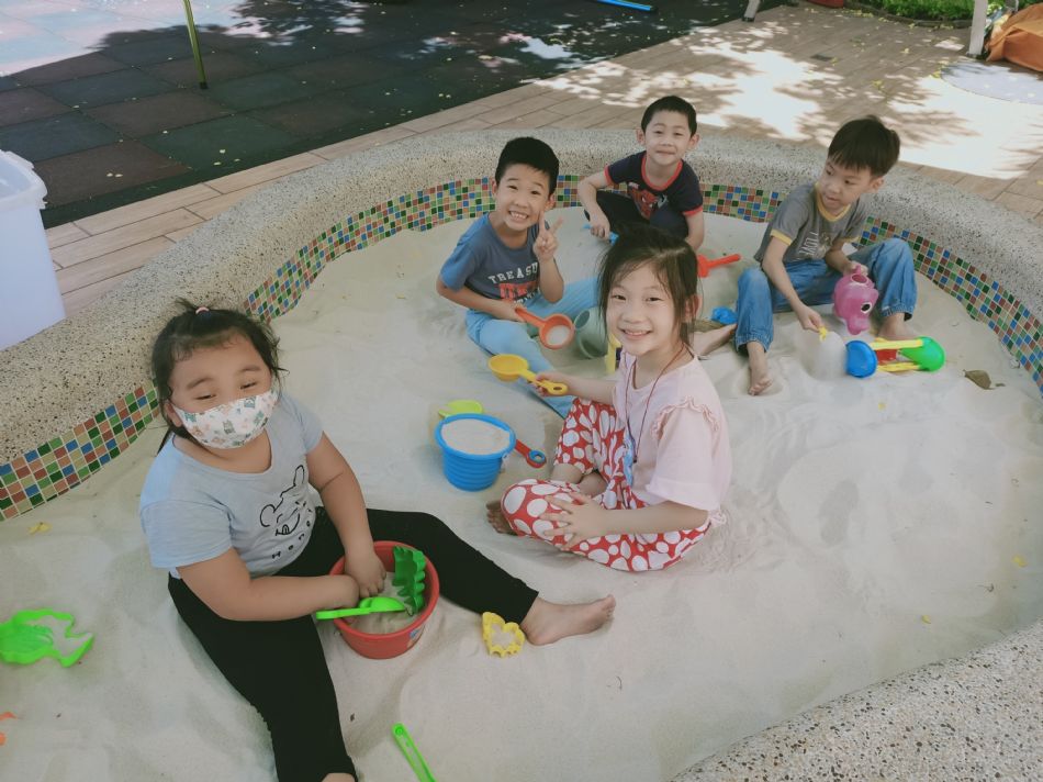 文件 : <FONT COLOR='red'>(109.06.19)玩沙-5.JPG</FONT> <BR> 尺寸 : <FONT COLOR='blue'>950 × 712</FONT> 圖元 <BR> 格式 : <FONT COLOR='green'>jpg</FONT> <BR> 大小 : <FONT COLOR='green'> -- </FONT> KB