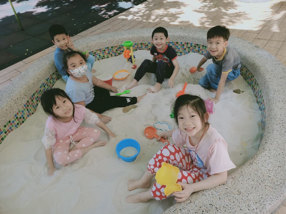 文件 : <FONT COLOR='red'>(109.06.19)玩沙.JPG</FONT> <BR> 尺寸 : <FONT COLOR='blue'>950 × 712</FONT> 圖元 <BR> 格式 : <FONT COLOR='green'>jpg</FONT> <BR> 大小 : <FONT COLOR='green'> -- </FONT> KB