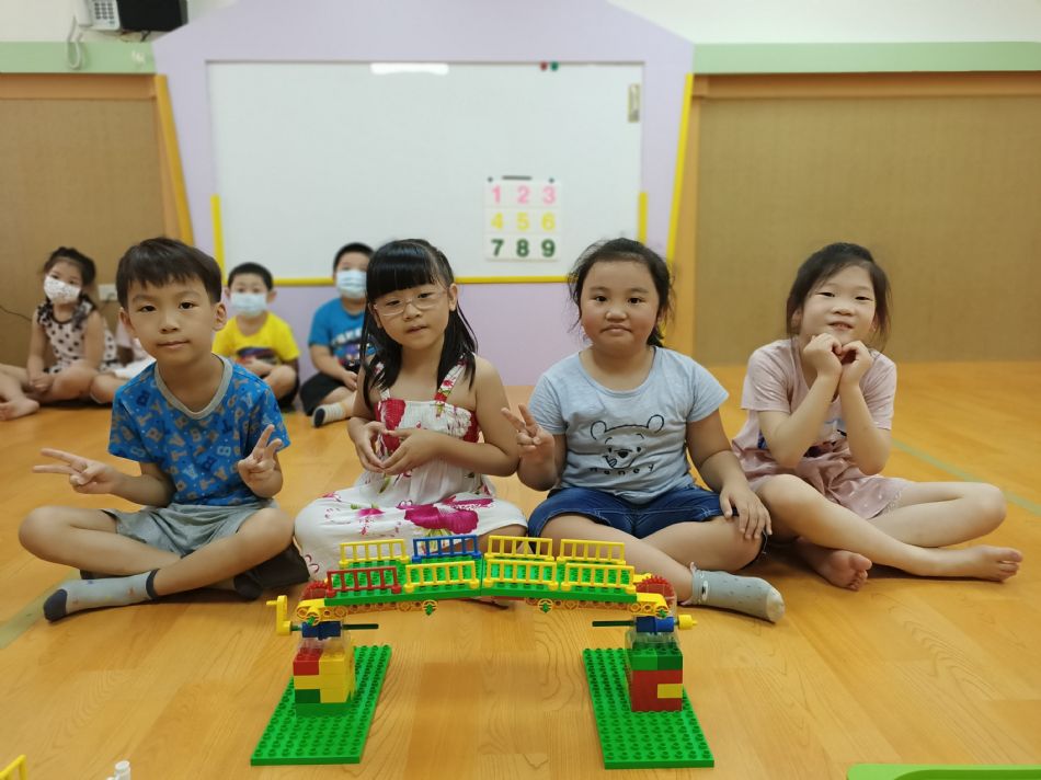 文件 : <FONT COLOR='red'>(109.06.22)樂高【綜合】-4.JPG</FONT> <BR> 尺寸 : <FONT COLOR='blue'>950 × 712</FONT> 圖元 <BR> 格式 : <FONT COLOR='green'>jpg</FONT> <BR> 大小 : <FONT COLOR='green'> -- </FONT> KB