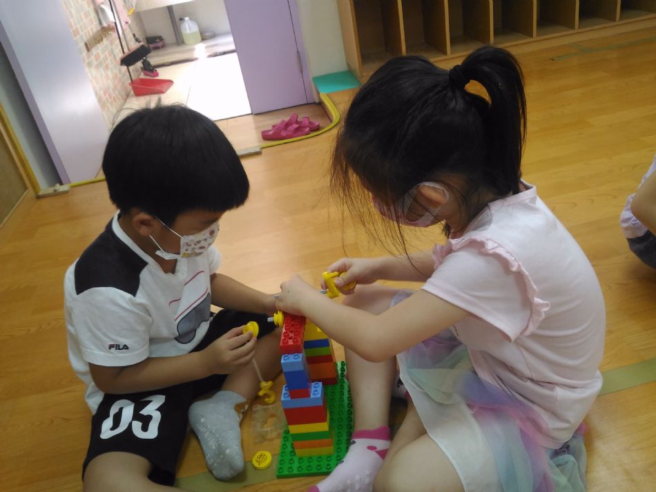 文件 : <FONT COLOR='red'>(109.09.09)樂高【電梯】.JPG</FONT> <BR> 尺寸 : <FONT COLOR='blue'>950 × 712</FONT> 圖元 <BR> 格式 : <FONT COLOR='green'>jpg</FONT> <BR> 大小 : <FONT COLOR='green'> -- </FONT> KB