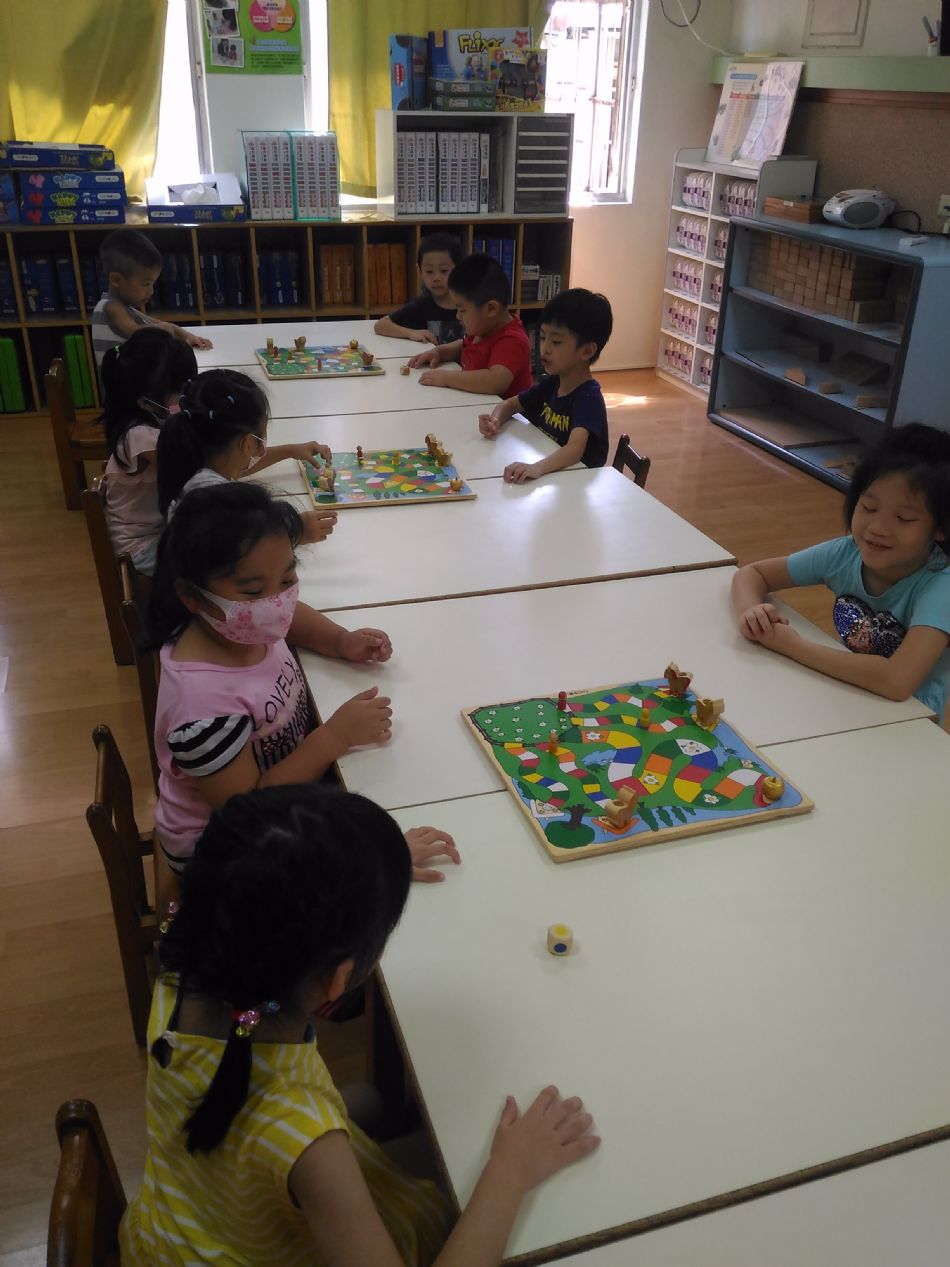 文件 : <FONT COLOR='red'>(108.08.13)桌遊-3.JPG</FONT> <BR> 尺寸 : <FONT COLOR='blue'>950 × 1267</FONT> 圖元 <BR> 格式 : <FONT COLOR='green'>jpg</FONT> <BR> 大小 : <FONT COLOR='green'> -- </FONT> KB