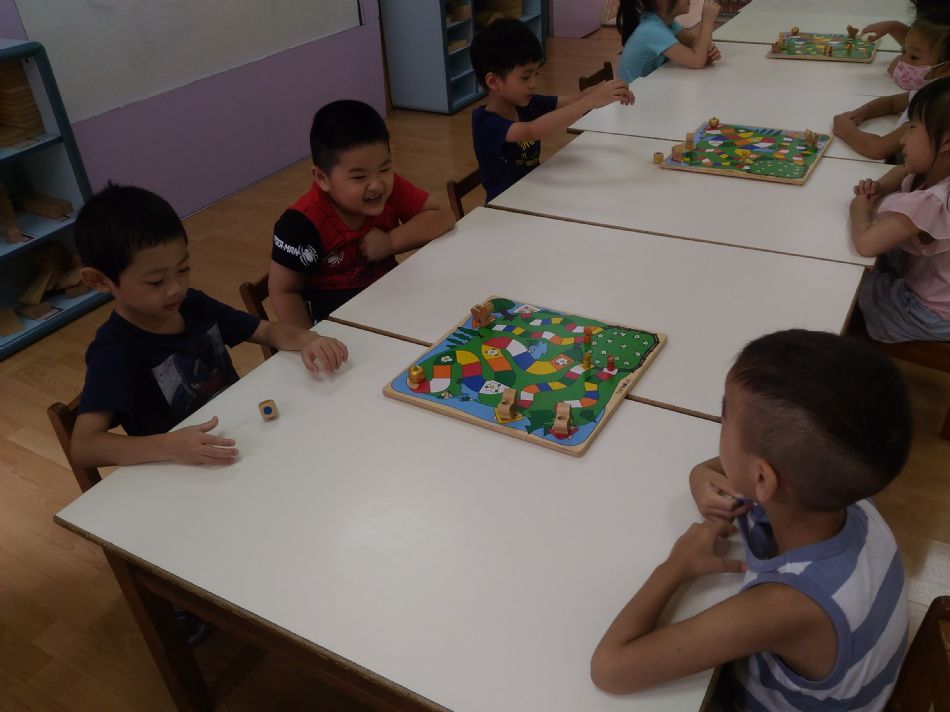 文件 : <FONT COLOR='red'>(108.08.13)桌遊.JPG</FONT> <BR> 尺寸 : <FONT COLOR='blue'>950 × 712</FONT> 圖元 <BR> 格式 : <FONT COLOR='green'>jpg</FONT> <BR> 大小 : <FONT COLOR='green'> -- </FONT> KB