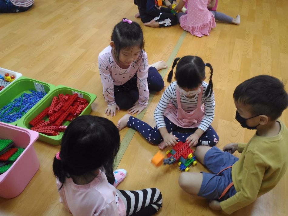 文件 : <FONT COLOR='red'>(108.10.28)樂高-2.JPG</FONT> <BR> 尺寸 : <FONT COLOR='blue'>950 × 712</FONT> 圖元 <BR> 格式 : <FONT COLOR='green'>jpg</FONT> <BR> 大小 : <FONT COLOR='green'> -- </FONT> KB