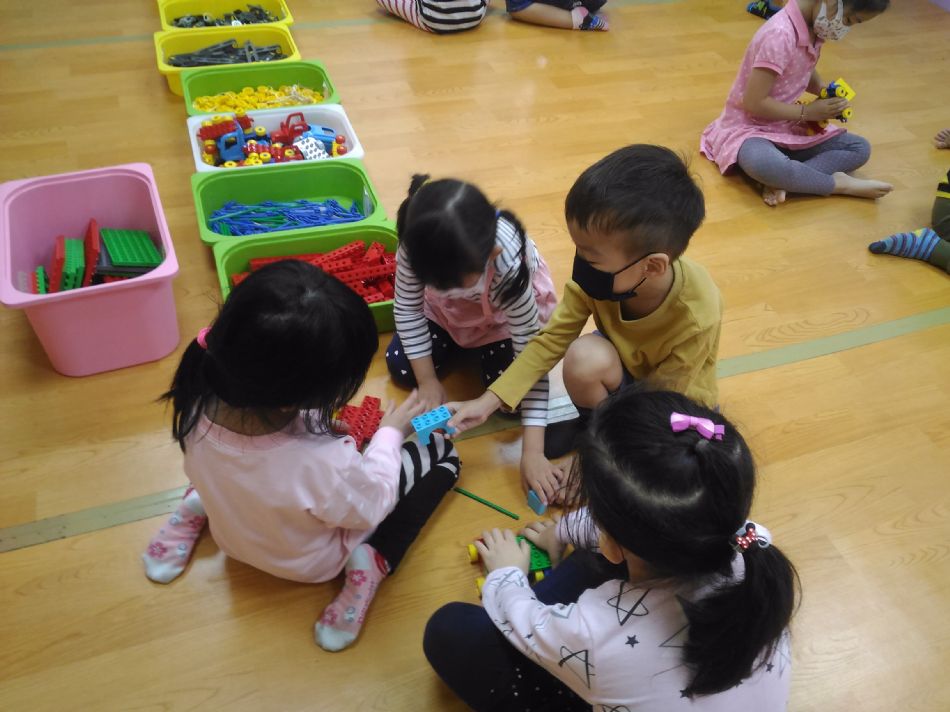 文件 : <FONT COLOR='red'>(108.10.28)樂高-4.JPG</FONT> <BR> 尺寸 : <FONT COLOR='blue'>950 × 712</FONT> 圖元 <BR> 格式 : <FONT COLOR='green'>jpg</FONT> <BR> 大小 : <FONT COLOR='green'> -- </FONT> KB