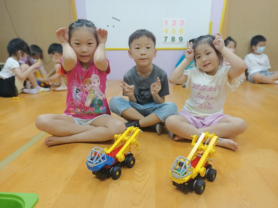 文件 : <FONT COLOR='red'>(109.05.25)樂高【吊車】-4.JPG</FONT> <BR> 尺寸 : <FONT COLOR='blue'>950 × 712</FONT> 圖元 <BR> 格式 : <FONT COLOR='green'>jpg</FONT> <BR> 大小 : <FONT COLOR='green'> -- </FONT> KB