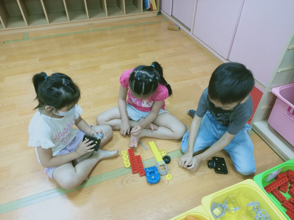 文件 : <FONT COLOR='red'>(109.05.25)樂高【吊車】-6.JPG</FONT> <BR> 尺寸 : <FONT COLOR='blue'>950 × 712</FONT> 圖元 <BR> 格式 : <FONT COLOR='green'>jpg</FONT> <BR> 大小 : <FONT COLOR='green'> -- </FONT> KB