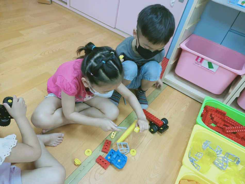 文件 : <FONT COLOR='red'>(109.05.25)樂高【吊車】.JPG</FONT> <BR> 尺寸 : <FONT COLOR='blue'>950 × 712</FONT> 圖元 <BR> 格式 : <FONT COLOR='green'>jpg</FONT> <BR> 大小 : <FONT COLOR='green'> -- </FONT> KB