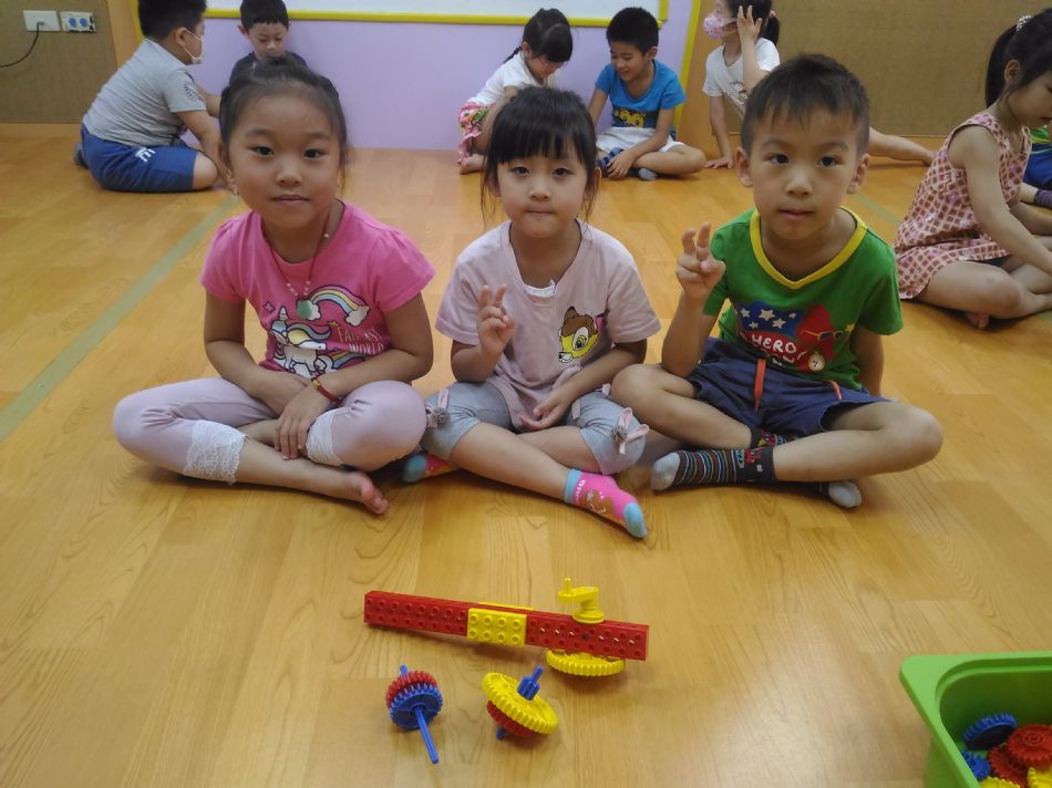 文件 : <FONT COLOR='red'>(108.10.07)樂高【戰鬥陀螺】-1.JPG</FONT> <BR> 尺寸 : <FONT COLOR='blue'>950 × 712</FONT> 圖元 <BR> 格式 : <FONT COLOR='green'>jpg</FONT> <BR> 大小 : <FONT COLOR='green'> -- </FONT> KB