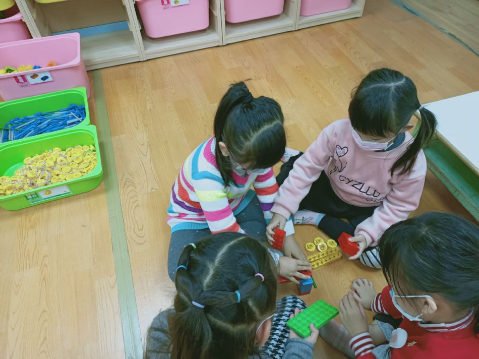 文件 : <FONT COLOR='red'>(109.04.13)樂高【纜車】-3.JPG</FONT> <BR> 尺寸 : <FONT COLOR='blue'>950 × 712</FONT> 圖元 <BR> 格式 : <FONT COLOR='green'>jpg</FONT> <BR> 大小 : <FONT COLOR='green'> -- </FONT> KB