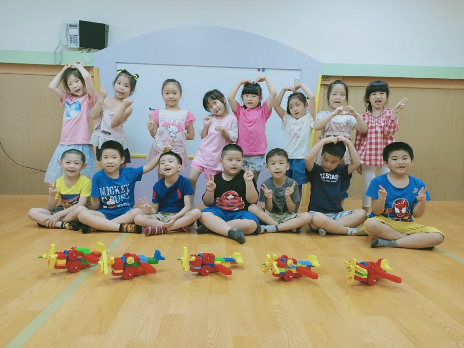 文件 : <FONT COLOR='red'>(109.05.18)樂高-1.JPG</FONT> <BR> 尺寸 : <FONT COLOR='blue'>950 × 712</FONT> 圖元 <BR> 格式 : <FONT COLOR='green'>jpg</FONT> <BR> 大小 : <FONT COLOR='green'> -- </FONT> KB