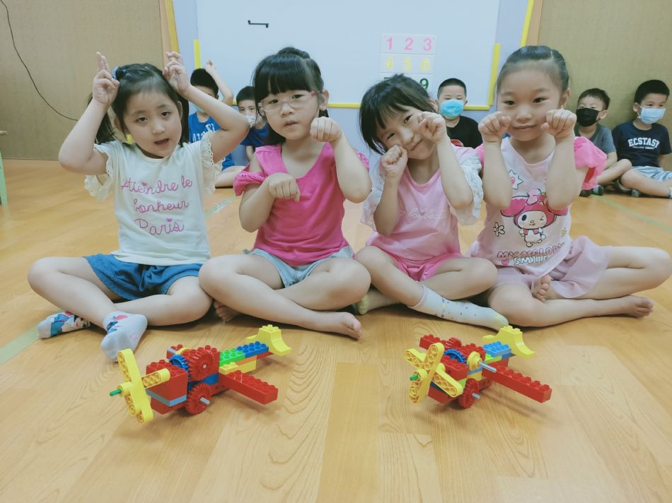 文件 : <FONT COLOR='red'>(109.05.18)樂高-3.JPG</FONT> <BR> 尺寸 : <FONT COLOR='blue'>950 × 712</FONT> 圖元 <BR> 格式 : <FONT COLOR='green'>jpg</FONT> <BR> 大小 : <FONT COLOR='green'> -- </FONT> KB