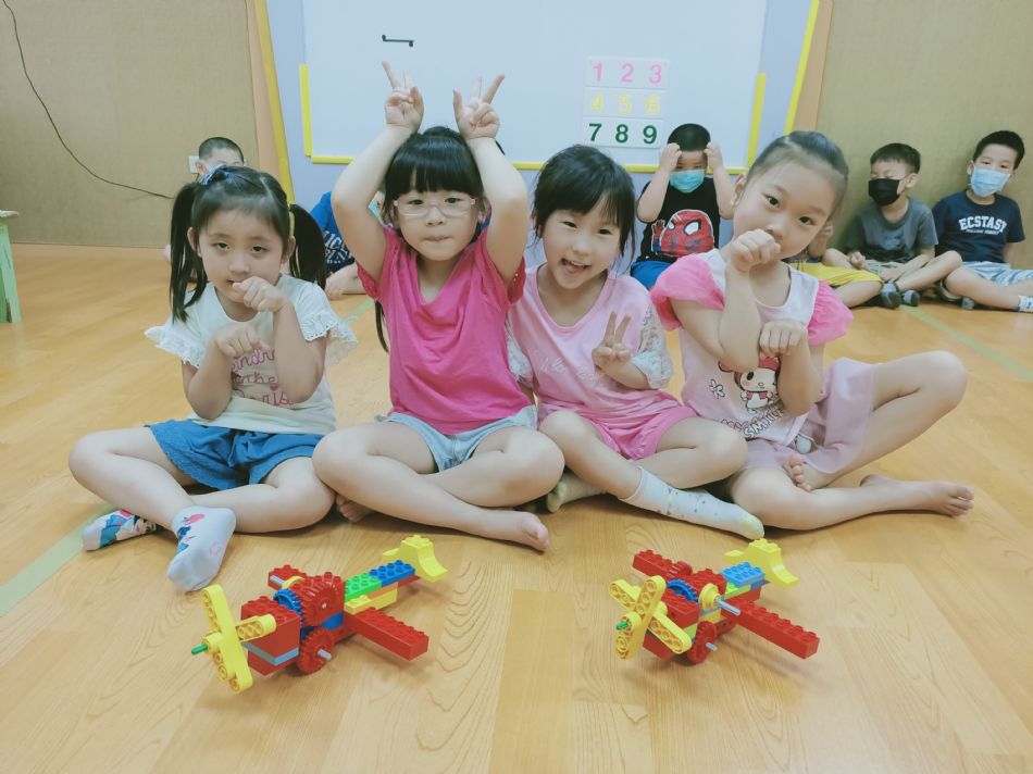 文件 : <FONT COLOR='red'>(109.05.18)樂高-5.JPG</FONT> <BR> 尺寸 : <FONT COLOR='blue'>950 × 712</FONT> 圖元 <BR> 格式 : <FONT COLOR='green'>jpg</FONT> <BR> 大小 : <FONT COLOR='green'> -- </FONT> KB