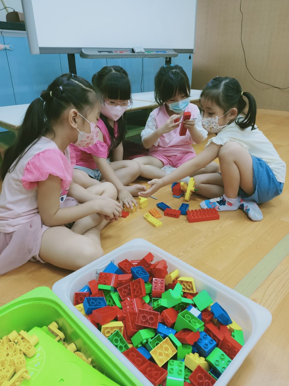 文件 : <FONT COLOR='red'>(109.05.18)樂高-6.JPG</FONT> <BR> 尺寸 : <FONT COLOR='blue'>950 × 1267</FONT> 圖元 <BR> 格式 : <FONT COLOR='green'>jpg</FONT> <BR> 大小 : <FONT COLOR='green'> -- </FONT> KB