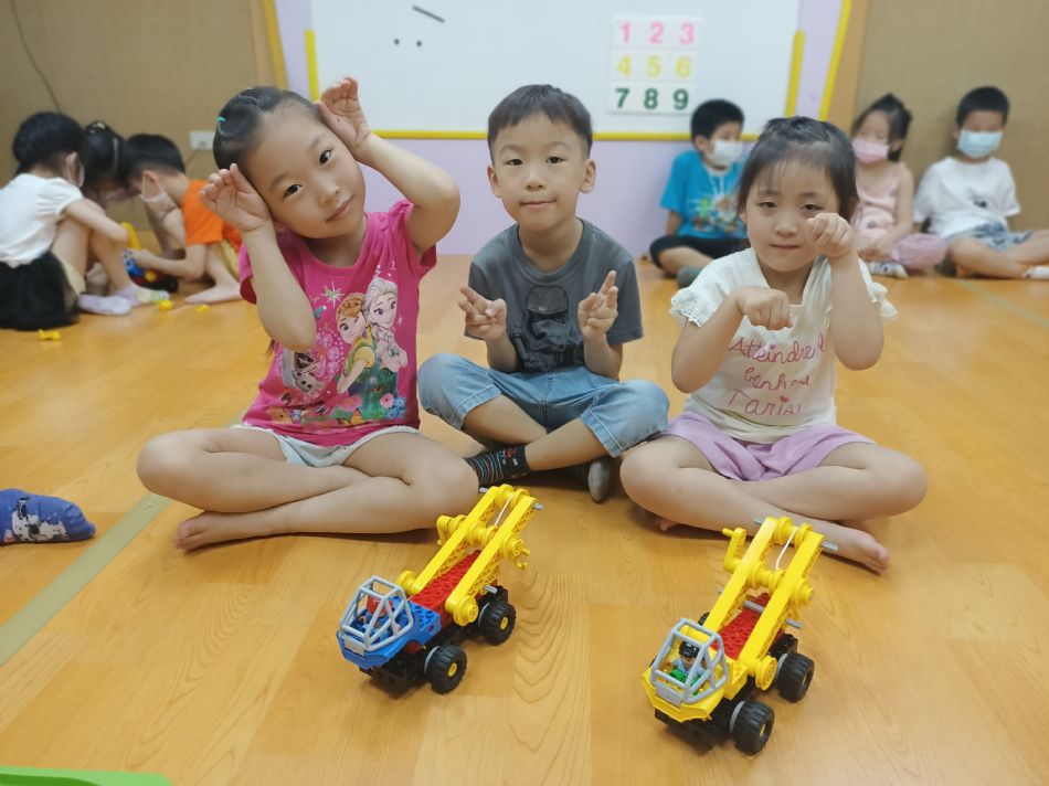 文件 : <FONT COLOR='red'>(109.05.25)樂高【吊車】-3.JPG</FONT> <BR> 尺寸 : <FONT COLOR='blue'>950 × 712</FONT> 圖元 <BR> 格式 : <FONT COLOR='green'>jpg</FONT> <BR> 大小 : <FONT COLOR='green'> -- </FONT> KB