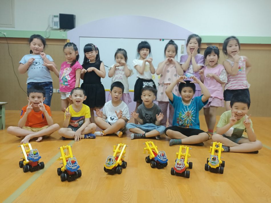 文件 : <FONT COLOR='red'>(109.05.25)樂高【吊車】-4.JPG</FONT> <BR> 尺寸 : <FONT COLOR='blue'>950 × 712</FONT> 圖元 <BR> 格式 : <FONT COLOR='green'>jpg</FONT> <BR> 大小 : <FONT COLOR='green'> -- </FONT> KB