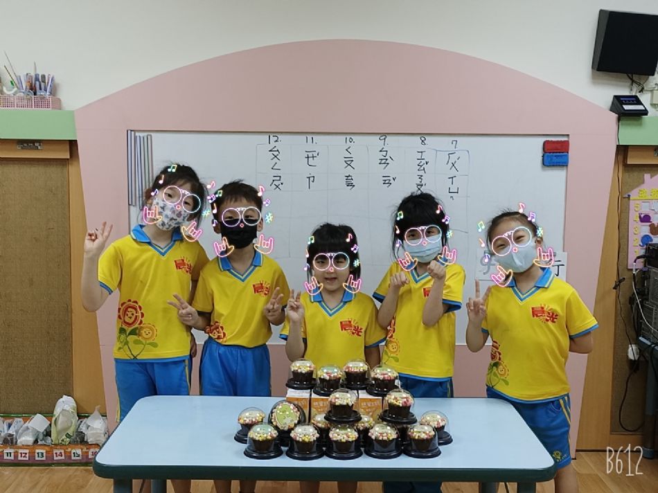 文件 : <FONT COLOR='red'>(109.05.27)妤蓁生日.JPG</FONT> <BR> 尺寸 : <FONT COLOR='blue'>950 × 712</FONT> 圖元 <BR> 格式 : <FONT COLOR='green'>jpg</FONT> <BR> 大小 : <FONT COLOR='green'> -- </FONT> KB