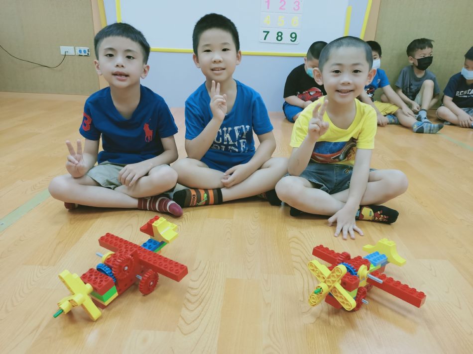 文件 : <FONT COLOR='red'>(109.05.18)樂高-7.JPG</FONT> <BR> 尺寸 : <FONT COLOR='blue'>950 × 712</FONT> 圖元 <BR> 格式 : <FONT COLOR='green'>jpg</FONT> <BR> 大小 : <FONT COLOR='green'> -- </FONT> KB