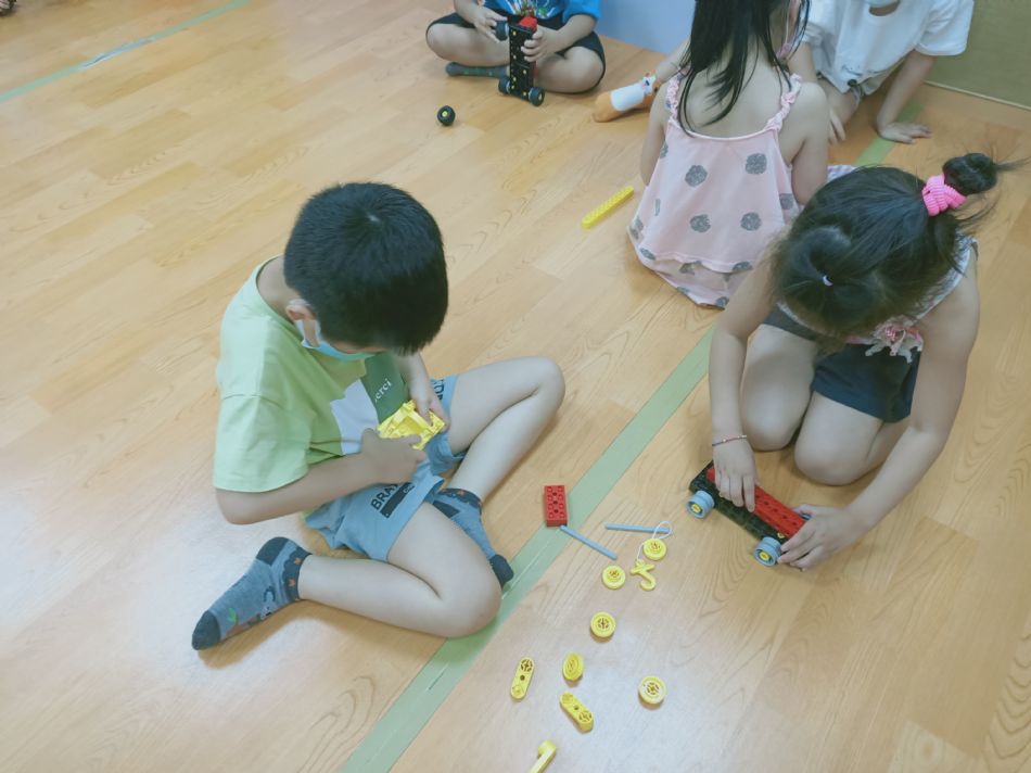 文件 : <FONT COLOR='red'>(109.05.25)樂高【吊車】-1.JPG</FONT> <BR> 尺寸 : <FONT COLOR='blue'>950 × 712</FONT> 圖元 <BR> 格式 : <FONT COLOR='green'>jpg</FONT> <BR> 大小 : <FONT COLOR='green'> -- </FONT> KB