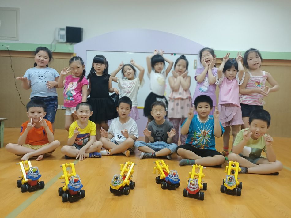 文件 : <FONT COLOR='red'>(109.05.25)樂高【吊車】.JPG</FONT> <BR> 尺寸 : <FONT COLOR='blue'>950 × 712</FONT> 圖元 <BR> 格式 : <FONT COLOR='green'>jpg</FONT> <BR> 大小 : <FONT COLOR='green'> -- </FONT> KB