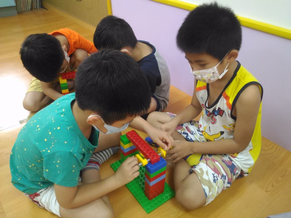 文件 : <FONT COLOR='red'>(109.09.09)樂高【電梯】.JPG</FONT> <BR> 尺寸 : <FONT COLOR='blue'>950 × 712</FONT> 圖元 <BR> 格式 : <FONT COLOR='green'>jpg</FONT> <BR> 大小 : <FONT COLOR='green'> -- </FONT> KB