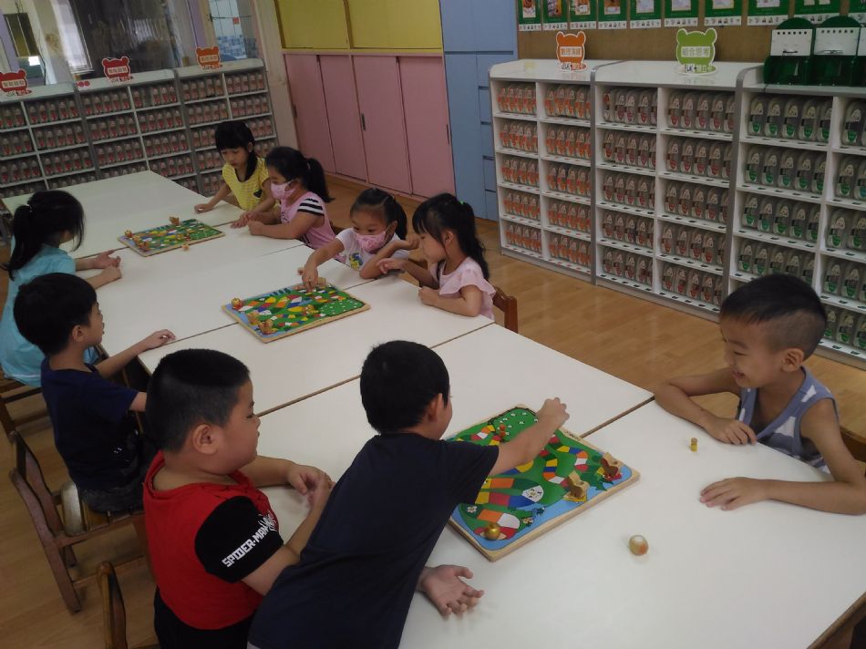 文件 : <FONT COLOR='red'>(108.08.13)桌遊-10.JPG</FONT> <BR> 尺寸 : <FONT COLOR='blue'>950 × 712</FONT> 圖元 <BR> 格式 : <FONT COLOR='green'>jpg</FONT> <BR> 大小 : <FONT COLOR='green'> -- </FONT> KB