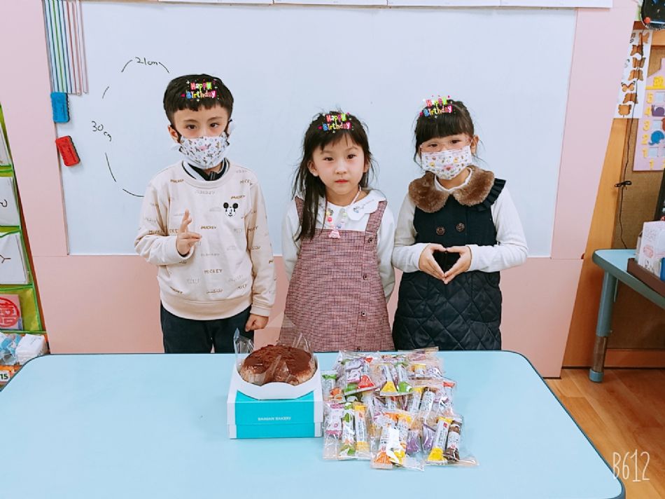 文件 : <FONT COLOR='red'>(109.03.17)子芮生日-5.JPG</FONT> <BR> 尺寸 : <FONT COLOR='blue'>950 × 712</FONT> 圖元 <BR> 格式 : <FONT COLOR='green'>jpg</FONT> <BR> 大小 : <FONT COLOR='green'> -- </FONT> KB