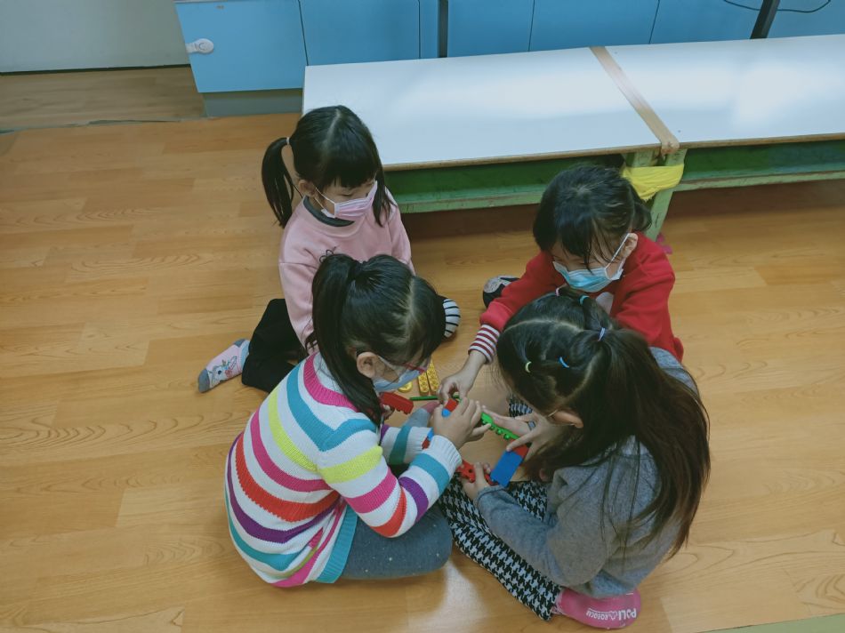 文件 : <FONT COLOR='red'>(109.04.13)樂高【纜車】-2.JPG</FONT> <BR> 尺寸 : <FONT COLOR='blue'>950 × 712</FONT> 圖元 <BR> 格式 : <FONT COLOR='green'>jpg</FONT> <BR> 大小 : <FONT COLOR='green'> -- </FONT> KB