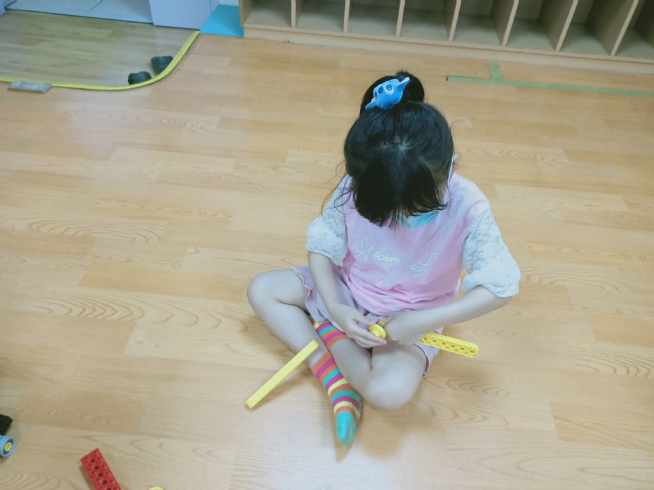 文件 : <FONT COLOR='red'>(109.05.25)樂高【吊車】.JPG</FONT> <BR> 尺寸 : <FONT COLOR='blue'>950 × 712</FONT> 圖元 <BR> 格式 : <FONT COLOR='green'>jpg</FONT> <BR> 大小 : <FONT COLOR='green'> -- </FONT> KB