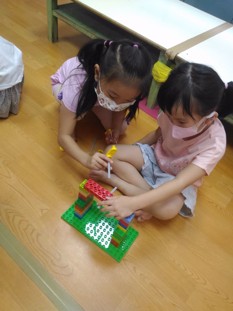 文件 : <FONT COLOR='red'>(109.09.09)樂高【電梯】-2.JPG</FONT> <BR> 尺寸 : <FONT COLOR='blue'>950 × 1267</FONT> 圖元 <BR> 格式 : <FONT COLOR='green'>jpg</FONT> <BR> 大小 : <FONT COLOR='green'> -- </FONT> KB