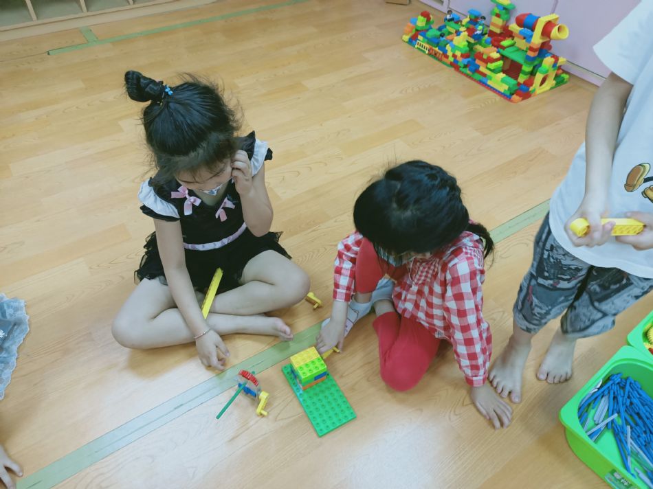 文件 : <FONT COLOR='red'>(109.06.15)樂高【柵欄】-5.JPG</FONT> <BR> 尺寸 : <FONT COLOR='blue'>950 × 712</FONT> 圖元 <BR> 格式 : <FONT COLOR='green'>jpg</FONT> <BR> 大小 : <FONT COLOR='green'> -- </FONT> KB