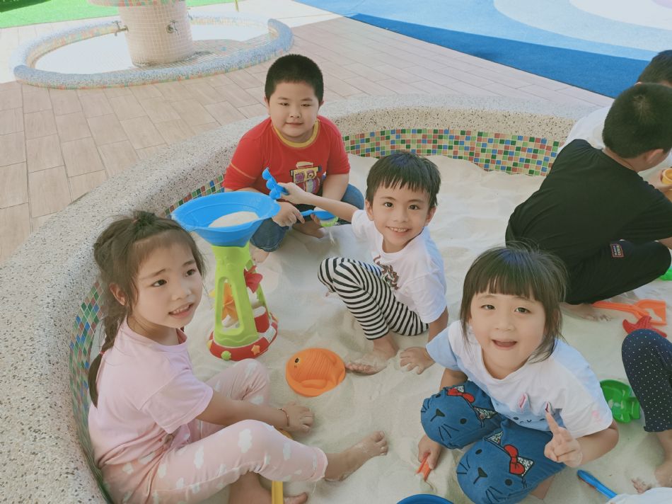 文件 : <FONT COLOR='red'>(109.06.19)玩沙-1.JPG</FONT> <BR> 尺寸 : <FONT COLOR='blue'>950 × 712</FONT> 圖元 <BR> 格式 : <FONT COLOR='green'>jpg</FONT> <BR> 大小 : <FONT COLOR='green'> -- </FONT> KB