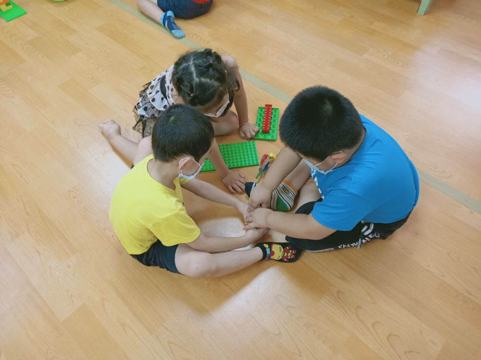 文件 : <FONT COLOR='red'>(109.06.22)樂高【綜合】-5.JPG</FONT> <BR> 尺寸 : <FONT COLOR='blue'>950 × 712</FONT> 圖元 <BR> 格式 : <FONT COLOR='green'>jpg</FONT> <BR> 大小 : <FONT COLOR='green'> -- </FONT> KB