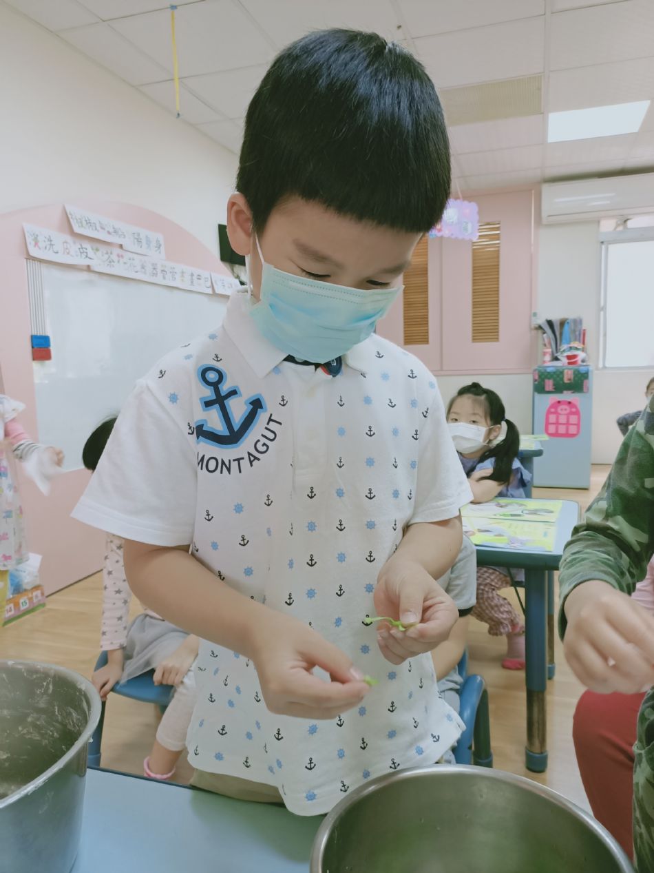 文件 : <FONT COLOR='red'>(109.03.27)主題烹飪【九層塔蛋、蔥油餅加蛋】-15.JPG</FONT> <BR> 尺寸 : <FONT COLOR='blue'>950 × 1267</FONT> 圖元 <BR> 格式 : <FONT COLOR='green'>jpg</FONT> <BR> 大小 : <FONT COLOR='green'> -- </FONT> KB