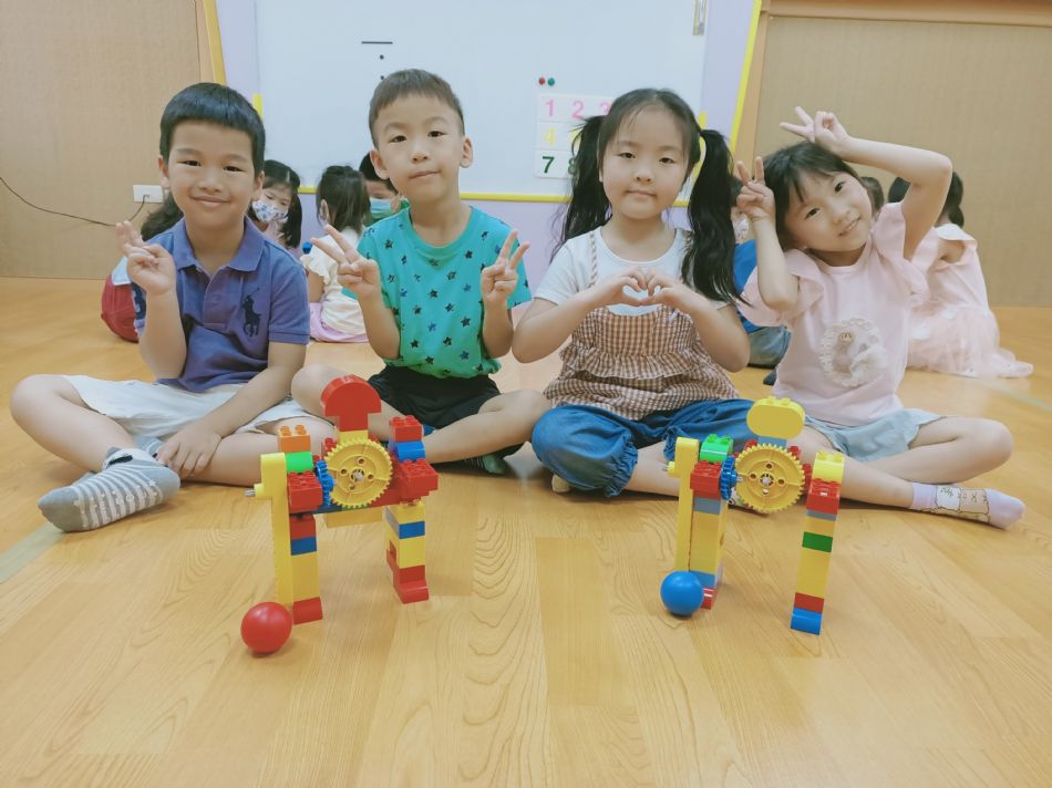 文件 : <FONT COLOR='red'>(109.05.11)樂高【打球】.JPG</FONT> <BR> 尺寸 : <FONT COLOR='blue'>950 × 712</FONT> 圖元 <BR> 格式 : <FONT COLOR='green'>jpg</FONT> <BR> 大小 : <FONT COLOR='green'> -- </FONT> KB