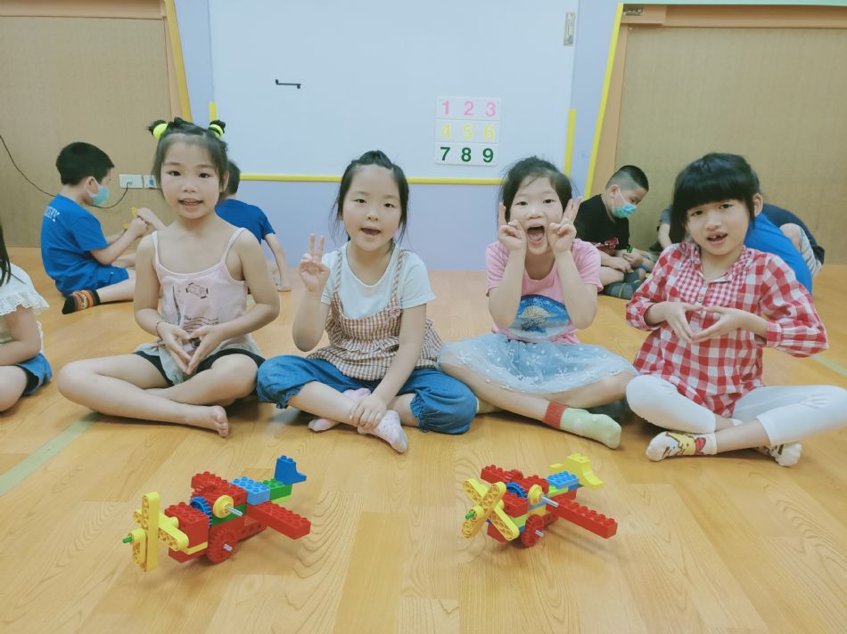 文件 : <FONT COLOR='red'>(109.05.18)樂高-1.JPG</FONT> <BR> 尺寸 : <FONT COLOR='blue'>950 × 712</FONT> 圖元 <BR> 格式 : <FONT COLOR='green'>jpg</FONT> <BR> 大小 : <FONT COLOR='green'> -- </FONT> KB