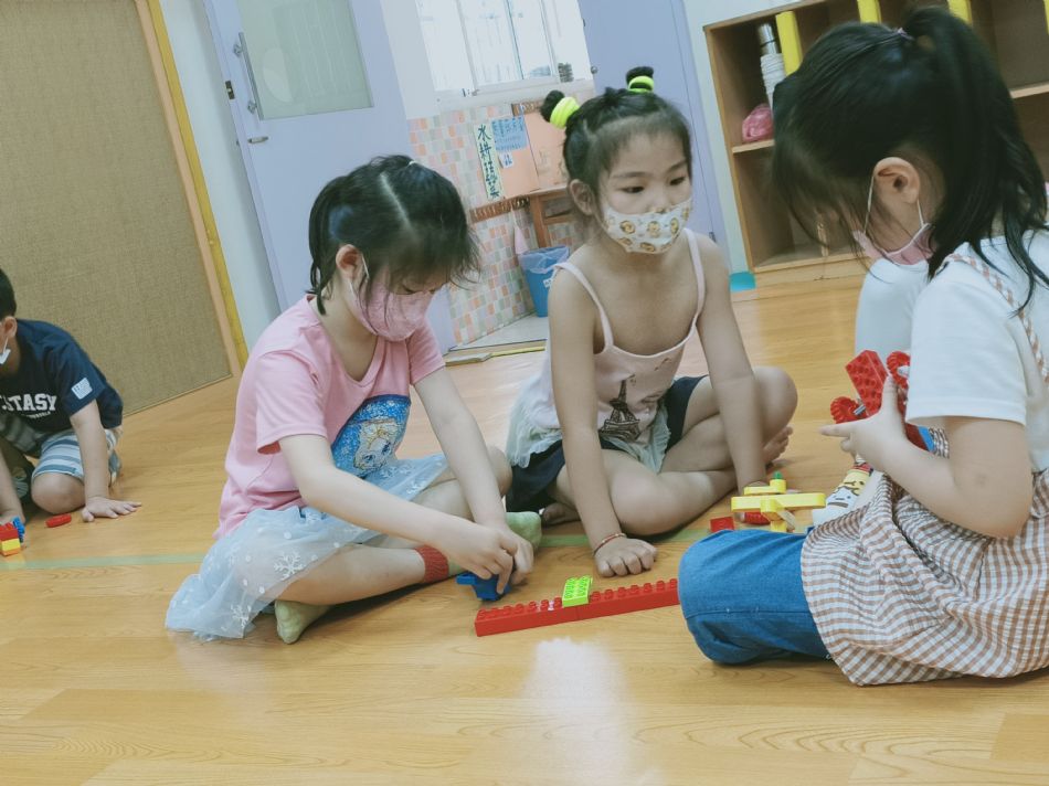 文件 : <FONT COLOR='red'>(109.05.18)樂高-2.JPG</FONT> <BR> 尺寸 : <FONT COLOR='blue'>950 × 712</FONT> 圖元 <BR> 格式 : <FONT COLOR='green'>jpg</FONT> <BR> 大小 : <FONT COLOR='green'> -- </FONT> KB