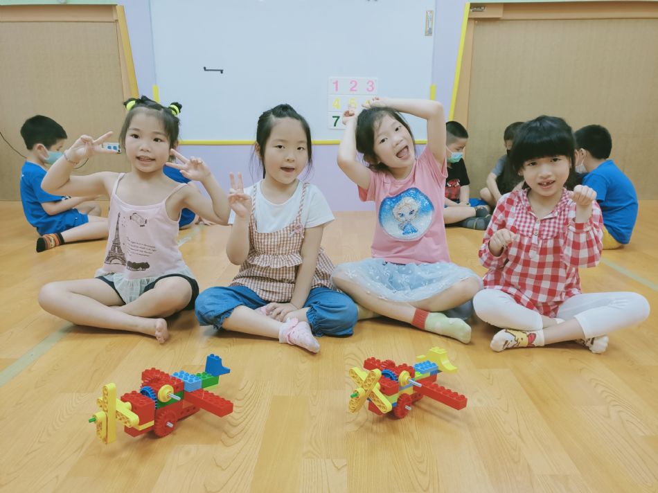 文件 : <FONT COLOR='red'>(109.05.18)樂高-5.JPG</FONT> <BR> 尺寸 : <FONT COLOR='blue'>950 × 712</FONT> 圖元 <BR> 格式 : <FONT COLOR='green'>jpg</FONT> <BR> 大小 : <FONT COLOR='green'> -- </FONT> KB